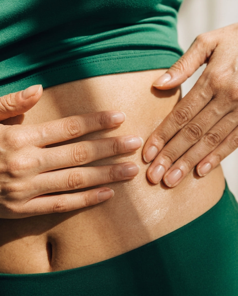 Mains de femme posées sur le ventre