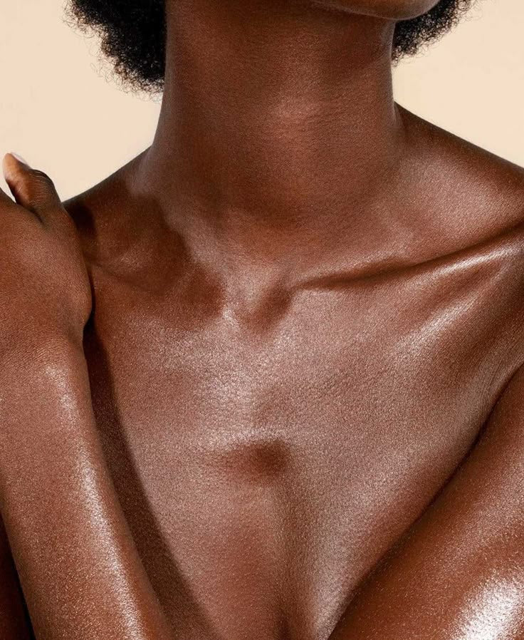 Nuque et haut du corps femme peau noire