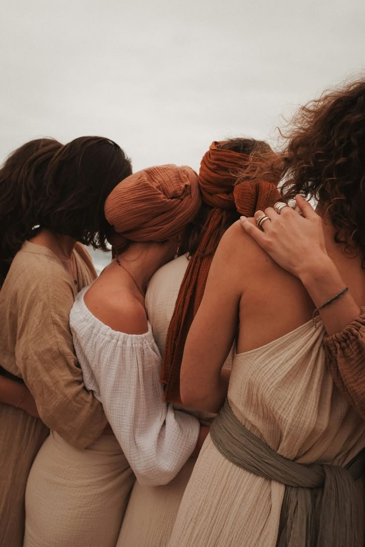 cercle de femme soutien differentes cultures qui s'entrelacent